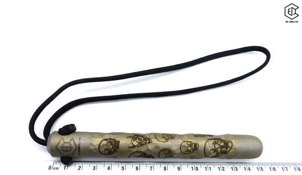 Handgeschmiedeter Kubotan HC-22-2 Unikat (Custom Made) von vorne auf weißem Hintergrund. Seriennummer SN sichtbar, Totenkopf-Gravur, schwarzer Paracord-Fangriemen, 3 Bohrungen. GPSR: Chargennummer/Hersteller SN für Rückverfolgbarkeit. Nur als Grifffestige